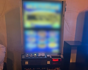 zdjęcie kolorowe: zabezpieczony przez katowickich policjantów nielegalny automat do gier hazardowych