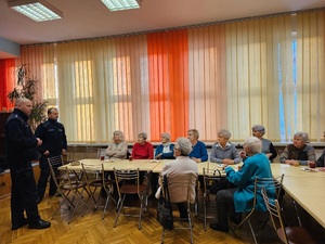zdjęcie kolorowe: dzielnicowi z Komisariatu Policji V w Katowicach podczas spotkania z seniorami