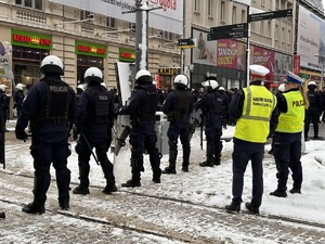 zdjęcie kolorowe: policjanci oczekujący przed katowickim dworcem na przyjazd pseudokibiców