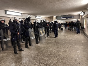 zdjęcie kolorowe: policjanci oczekujący na pseudokibiców na katowickim dworcu kolejowym