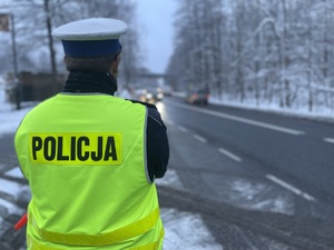 zdjęcie kolorowe: policjant katowickiej drogówki podczas kontroli pojazdu