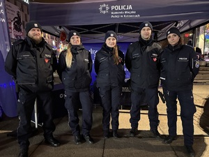 zdjęcie kolorowe: policjanci z zespołu profilaktyki społecznej katowickiej komendy
