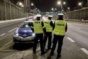 zdjęcie kolorowe: policjanci katowickiej drogówki nadzorujący ruch samochodów