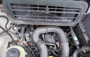 zdjęcie kolorowe: brak elementu obudowy otworu wentylacyjnego pokrywy silnika