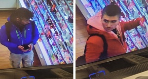 zdjęcie kolorowe: dwóch młodych mężczyzn podejrzewanych o kradzież perfum w drogerii