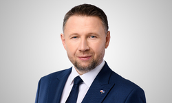 zdjęcie kolorowe: Minister Spraw Wewnętrznych i Administracji Marcin Kierwiński
