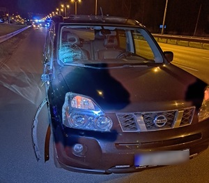 zdjęcie kolorowe: samochód, który potracił mężczyznę przebiegającego przez jezdnie w niedozwolonym miejscu