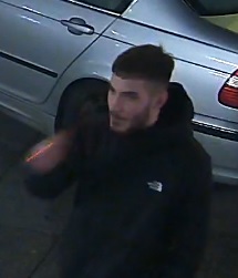zdjęcie kolorowe: młody mężczyzna ubrany w czarna kurtkę, podejrzewany o pobicie 23-latka