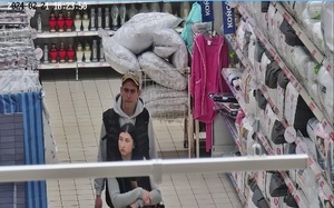 zdjęcie kolorowe: kobieta i mężczyzna podejrzewani o kradzież alkoholu w markecie