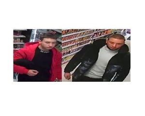 zdjęcie kolorowe: dwóch młodych męzczyzn podejrzewanych o kradzież kosmetyków w drogerii