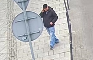 zdjęcie kolorowe: mężczyzna podejrzewany o oszustwo metoda na fałszywego policjanta